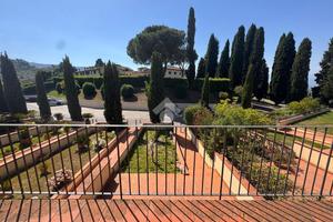VILLA A SCHIERA A CARMIGNANO