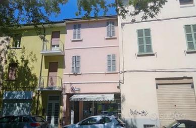 Terretetto con attività affittacamere ed enoteca