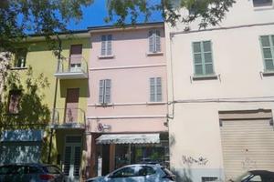 Terretetto con attività affittacamere ed enoteca