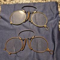 Occhiali a pinza antichi