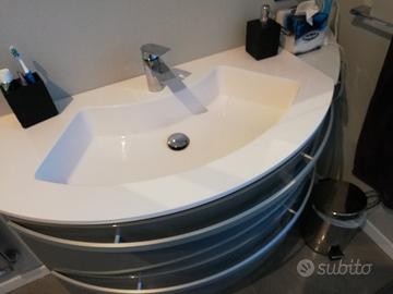 mobile bagno sospeso 