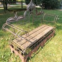 antico divanetto in ferro battuto 