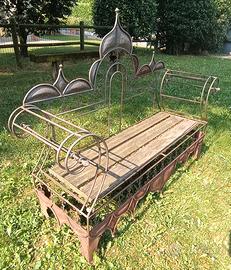 antico divanetto in ferro battuto 