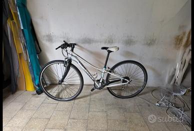 Bicicletta da donna Trek Neko con ruote da 28 poll