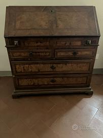 Raffinato mobile con ribalta 1700