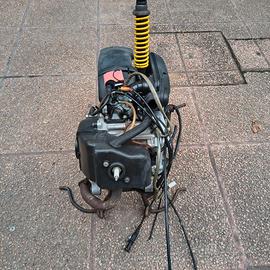 Motore Piaggio Zip completo di accessori.