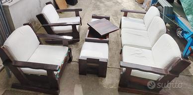 Poltrone e tavolo moderni open space