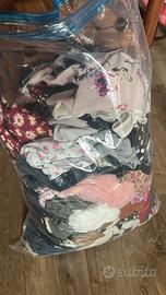 Stock da due sacconi da circa 10 kg l'uno di abiti
