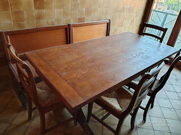 tavolo in legno con sedie