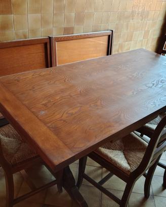 tavolo in legno con sedie