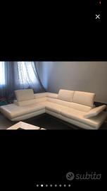 Divano angolare in pelle bianca della MAX DIVANI