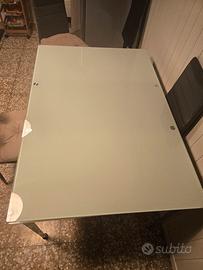 tavolo di vetro allungabile in due parti