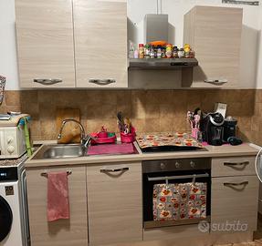 Cucina con forno e frigo