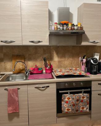 Cucina con forno e frigo