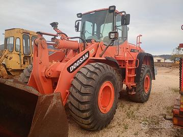 Pala gommata Doosan DL300