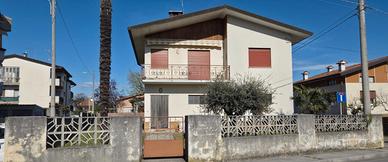 Casa indipendente con ampio giardino