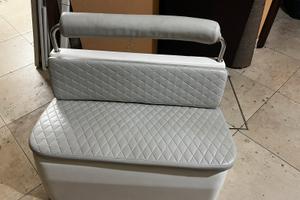 Seduta in vetroresina con cuscinetta