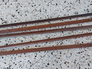 Listarelle in legno con ganci.