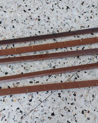 Listarelle in legno con ganci.