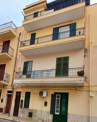 1° piano di 3 vani a pochi passi dalla stazione