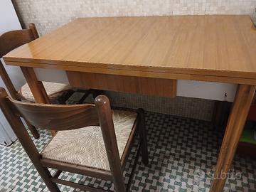tavolo da cucina con cassetto porta posate