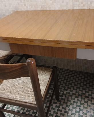 tavolo da cucina con cassetto porta posate