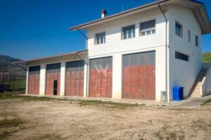 Struttura con appartamento, terreno e depositi