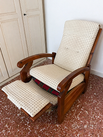 Poltrona reclinabile in legno con poggiapiedi