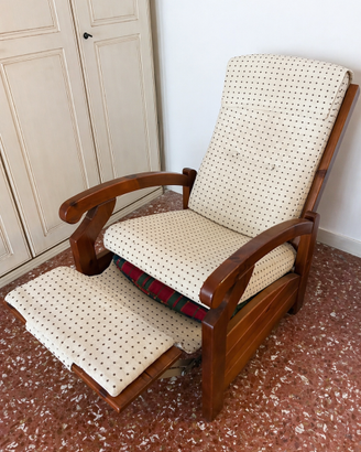 Poltrona reclinabile in legno con poggiapiedi