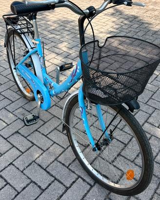 Bici da ragazza con cestino