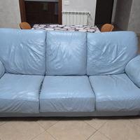 Divano-letto in pelle colore celeste.