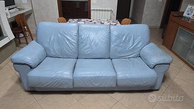 Divano-letto in pelle colore celeste.