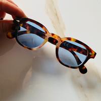 Occhiali da sole ubisex, tondi. Maculati e blu.