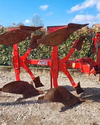 Aratro bivomere variabile idraulico Cravero