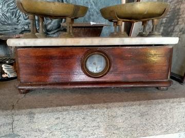 Bilancia meccanica a due piatti. 