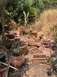 Vasi e fioriere in terracotta decorati