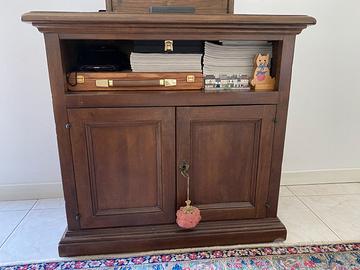 Mobile porta TV in noce massello stile classico