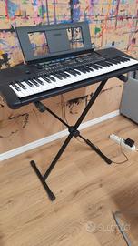 Tastiera Yamaha PSR-E253 con supporto 