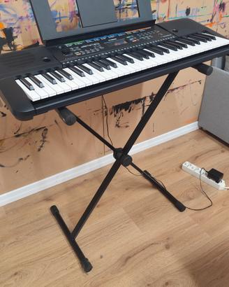 Tastiera Yamaha PSR-E253 con supporto 