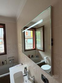 Specchiera da bagno moderna con luce led integrata