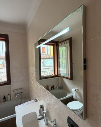 Specchiera da bagno moderna con luce led integrata