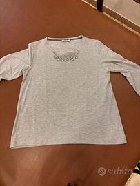 Maglia girocollo con collana di  incorporati