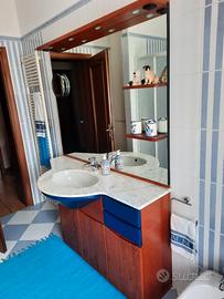 Mobile bagno con lavandino e specchio illuminato