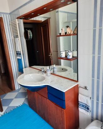 Mobile bagno con lavandino e specchio illuminato