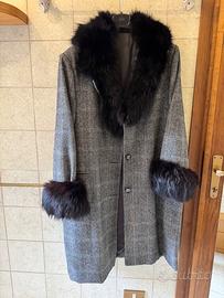 Cappotto con collo e polsi in vera pelliccia