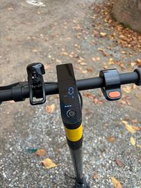 Monopattino XIAOMI Essential perfetto con frecce