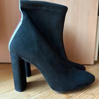 Stivaletto in camoscio nero con tacco largo