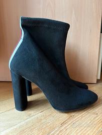 Stivaletto in camoscio nero con tacco largo