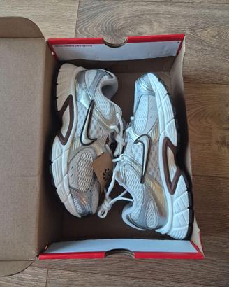Nike V2K Run Taglia 40 - Nuove con Scatola/Etichet
