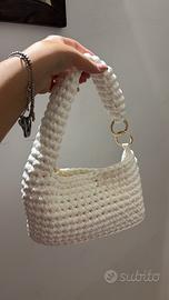 Borsa a Mano Bianca con Moschettoni dorati